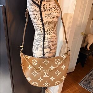 Elegant Brown Shoulder Bag with Chain Detail